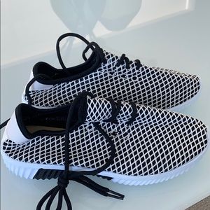 Adidas Deerupt black and white